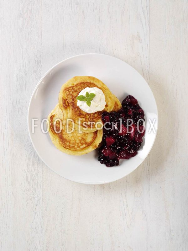Pfannkuchen mit Heidelbeerkompott
