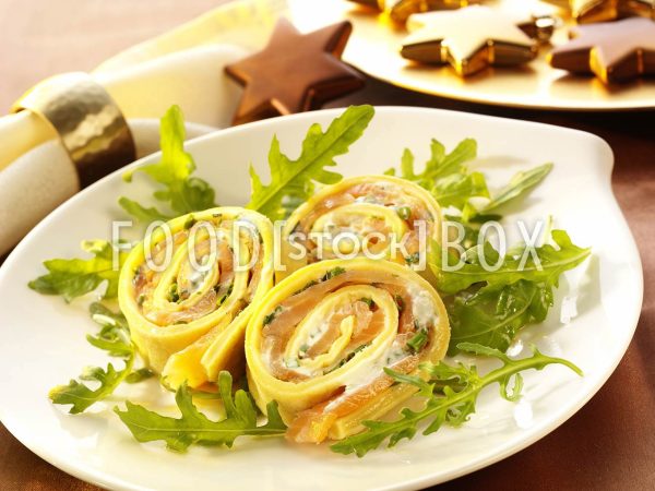 Pfannkuchen-Lachsroulade auf dem Raukebett