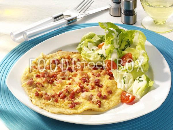 Pfannkuchen mit Salat und Ei