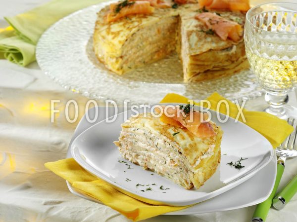 Pfannkuchentorte mit Lachs-Frischkäse-Füllung