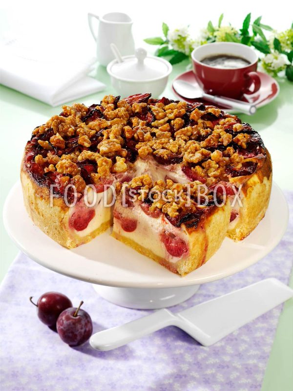 Pflaumen-Käsekuchen mit Walnüssen