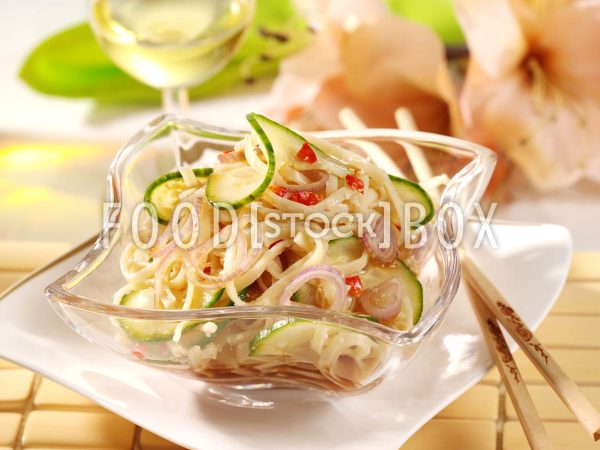 Pikanter Nudel-Rettichsalat