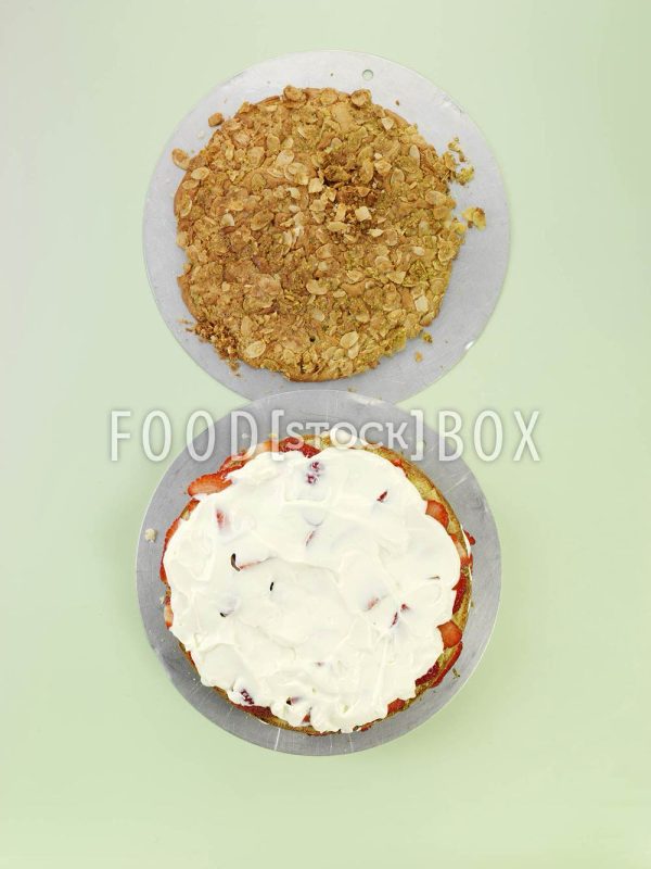 Pistazien-Bienenstich mit Erdbeeren Step 6