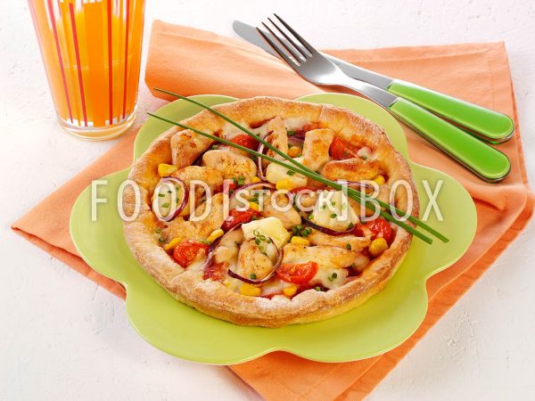 Pizza mit Hähnchenfleisch und Tomaten