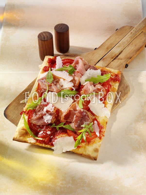 Pizza Rucola-Tomate und Parmaschinken