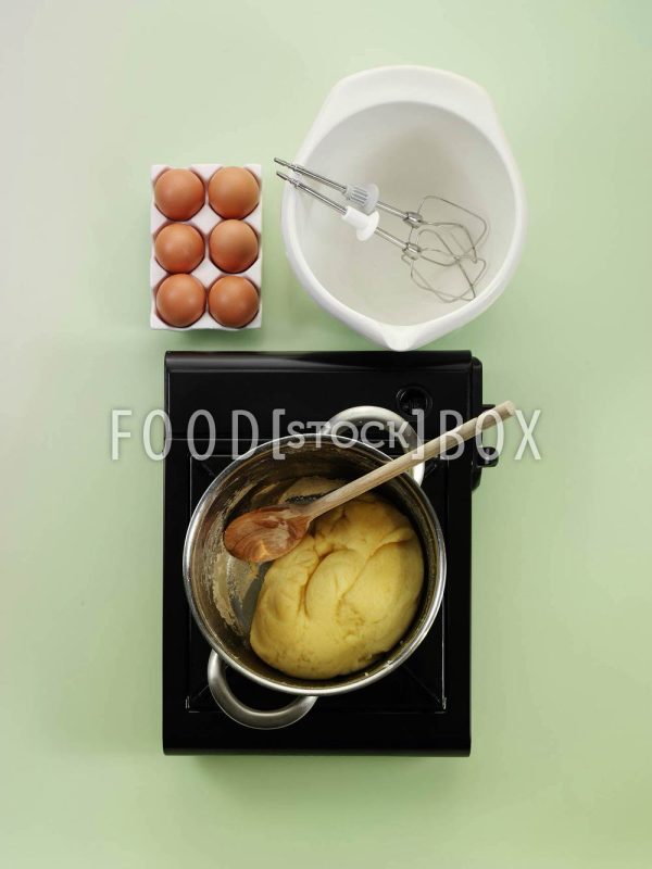 Profiteroles-Torte mit Schokoguss Step 2