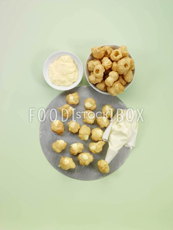 Profiteroles-Torte mit Schokoguss Step 4