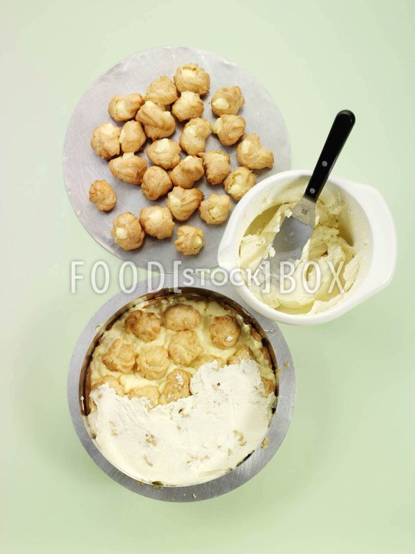 Profiteroles-Torte mit Schokoguss Step 5