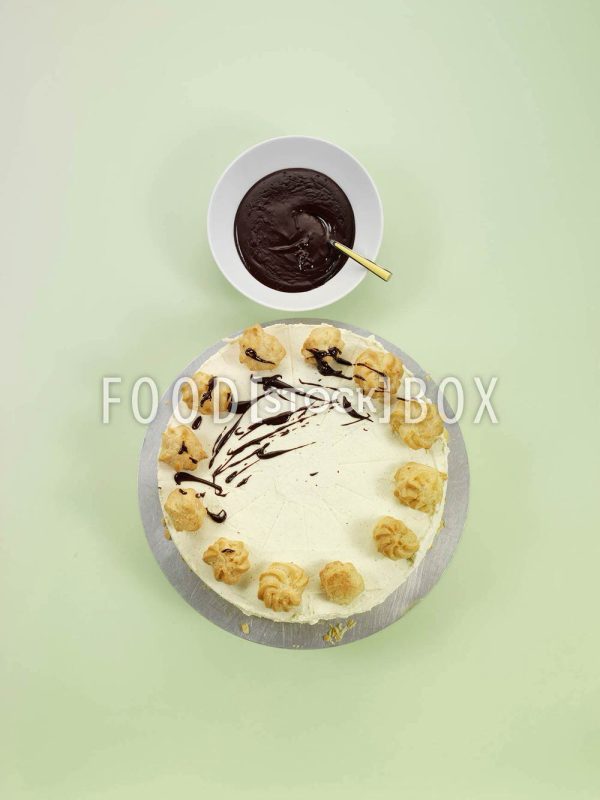 Profiteroles-Torte mit Schokoguss Step 6