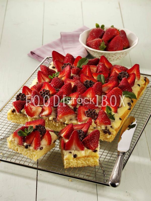 Puddingkuchen mit Erdbeeren