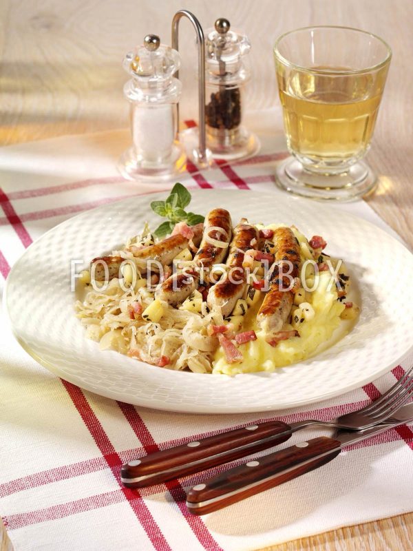 Püree mit Sauerkraut und Würstchen