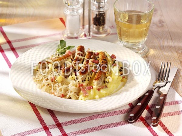 Püree mit Sauerkraut und Würstchen 2