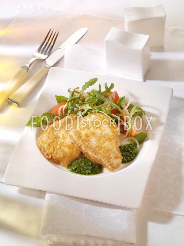 Puten-Piccata mit Salsa Verde und Tomaten-Rucolasalat