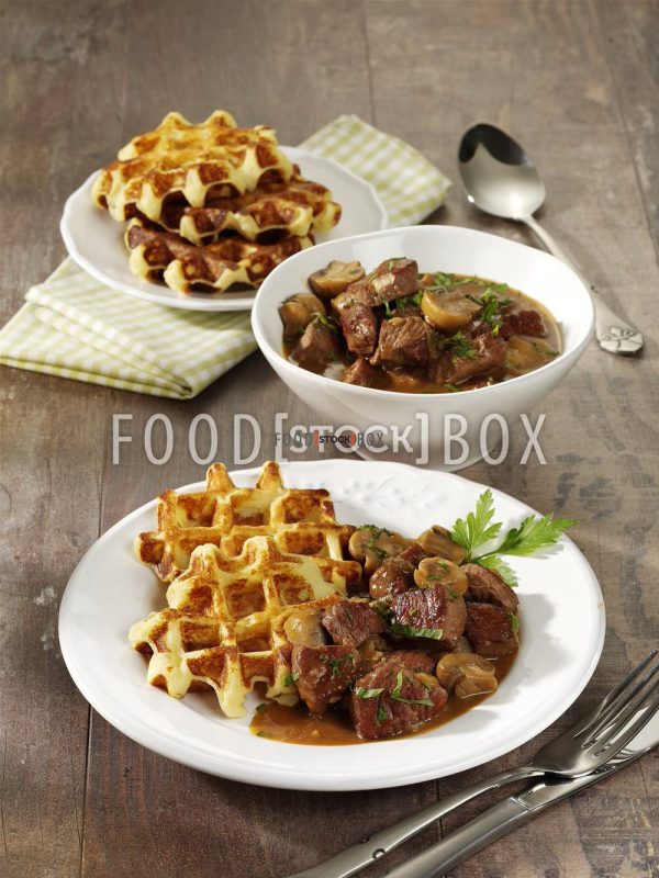 Putengulasch mit Kartoffelwaffeln