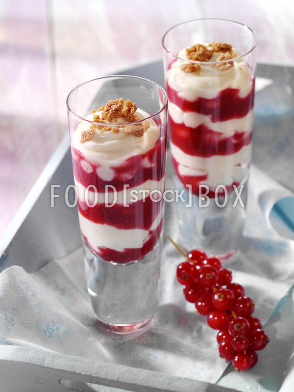 Quarkmousse mit Cassis und Amarettini