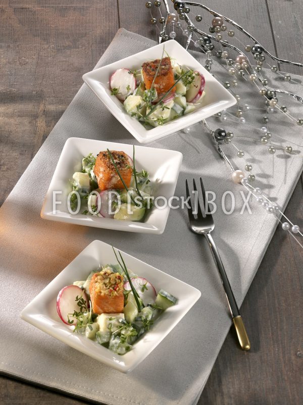 Räucherfisch auf Gurken-Avocado-Salat