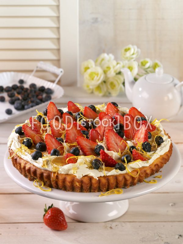 Ricotta-Käsekuchen mit Blaubeeren und Erdbeeren