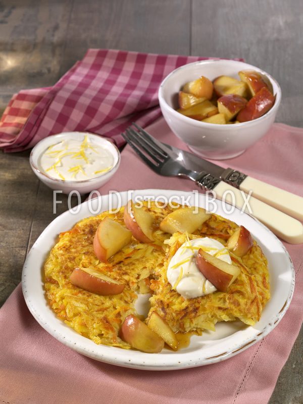 Riesen-Rösti mit Apfelkompott