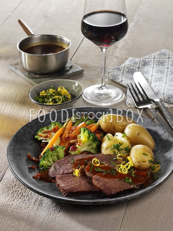 Rinderschmorbraten mit Thymiangremolata, Kartoffeln und Möhren