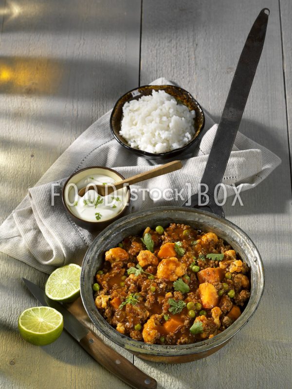 Rindfleisch-Gemüse-Curry mit Blumenkohl, Süßkartoffeln und Tomaten