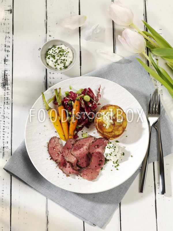 Roastbeef mit Kartoffel-Käsekuchen mit Möhren