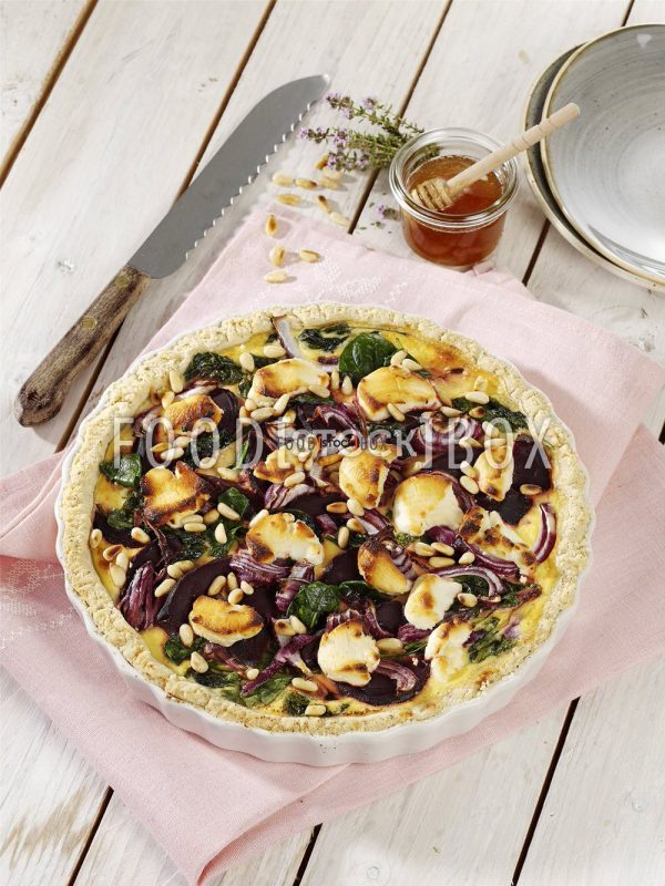 Rote-Bete-Zwiebel-Tarte mit Honig-Senf-Creme