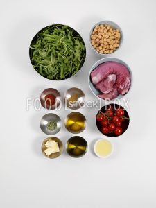 Rucolasalat mit Kichererbsen, Tomaten und Schweinefleisch   Step 1