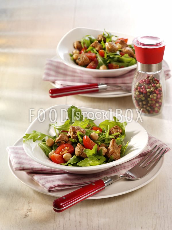 Rucolasalat mit Kichererbsen, Tomaten und Schweinefleisch