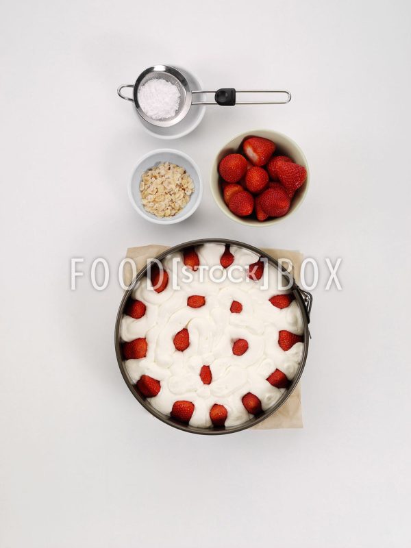Sahne-Erdbeer-Torte  Step  6