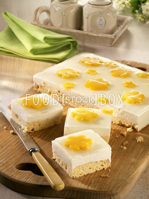 Sahneschnittchen mit Mangoblumen