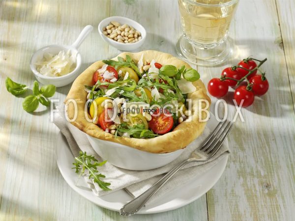 Salat im Brotteigkorb