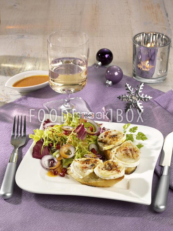 Winterlicher Salat mit Nuss-Ziegenkäse-Crostini