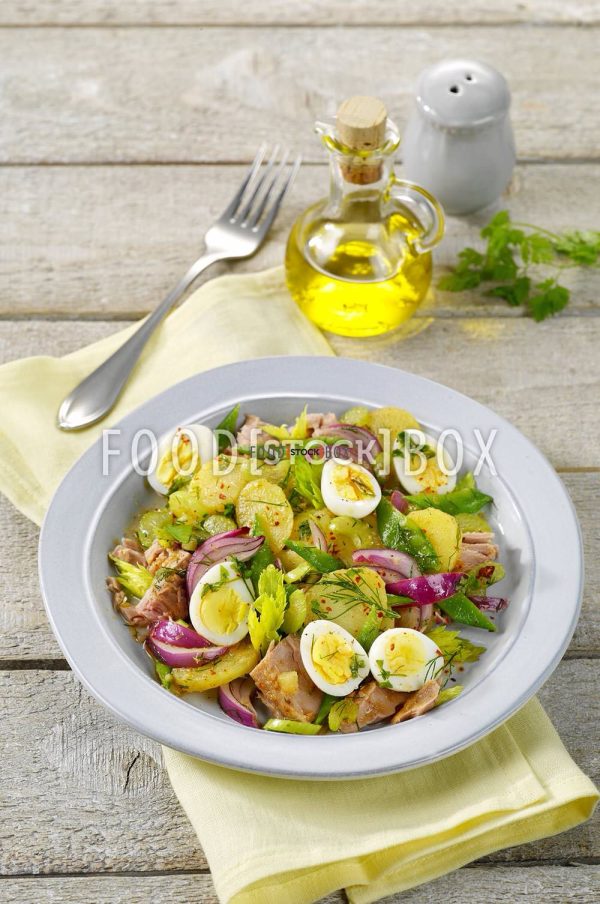 Salat mit Wachteleiern und Thunfisch