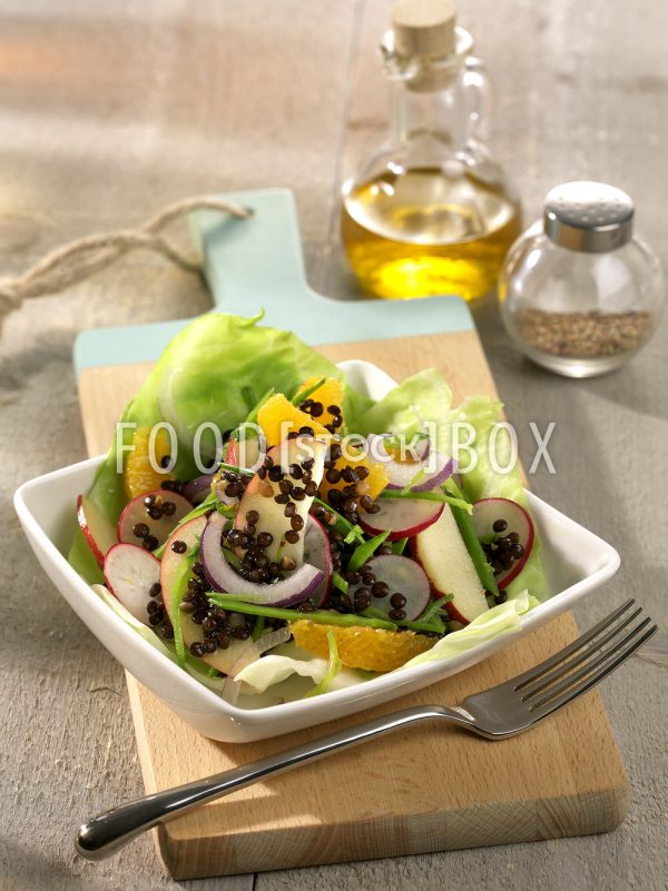 Salat von schwarzen Linsen