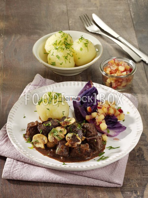 Sauerbraten-Gulasch mit Ofen-Rotkohl und Apfelrelish