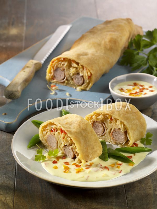 Sauerkraut-Bratwurst-Strudel