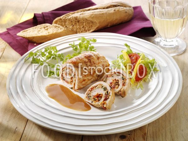 Putenröllchen mit Tomaten-Frischkäse-Füllung