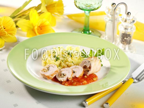 Putenröllchen auf Tomaten-Zucchini-Sauce