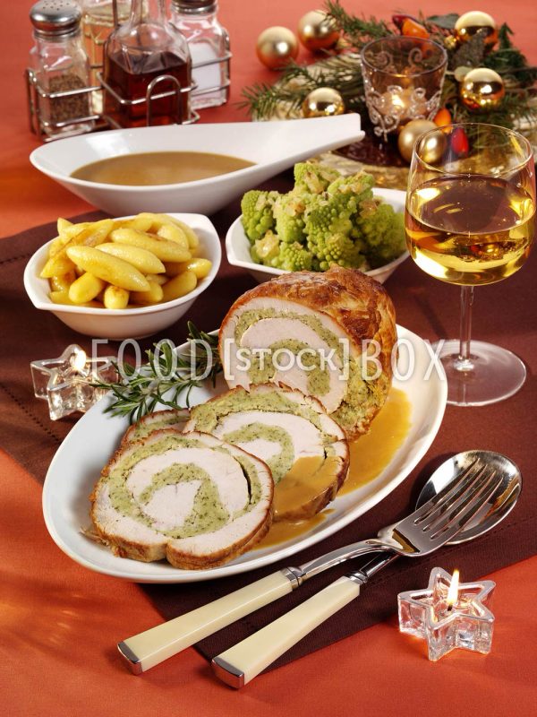 Putenrollbraten mit Parmesan-Kräuter-Füllung