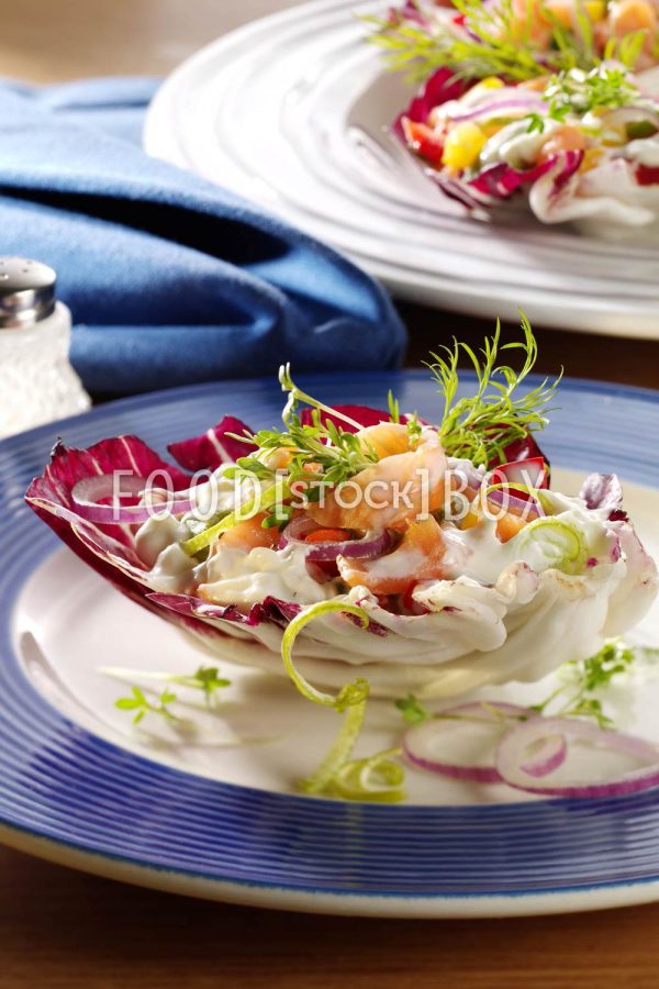 Radicchio-Schiffchen mit Lachs-Füllung