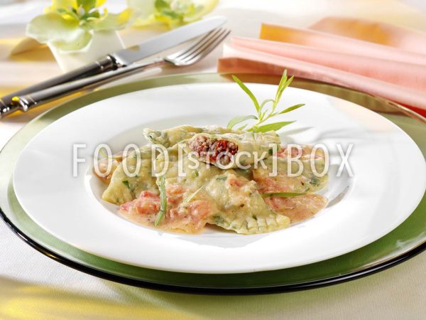 Ravioli in Tomaten-Käse-Sauce