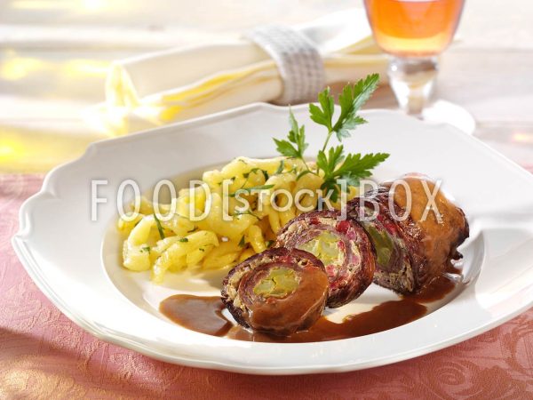 Rinderroulade mit Gurken-Schalotten-Senf-Füllung