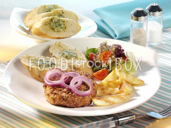 Rindshamburger mit grillierten Zwiebeln und Kartoffeln 1