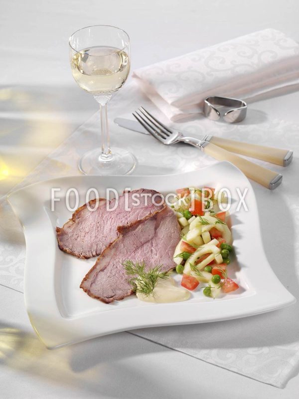 Rosa gegartes Roastbeef mit Senfsauce