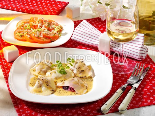 Rote-Bete-Maultaschen mit Mohnbutter