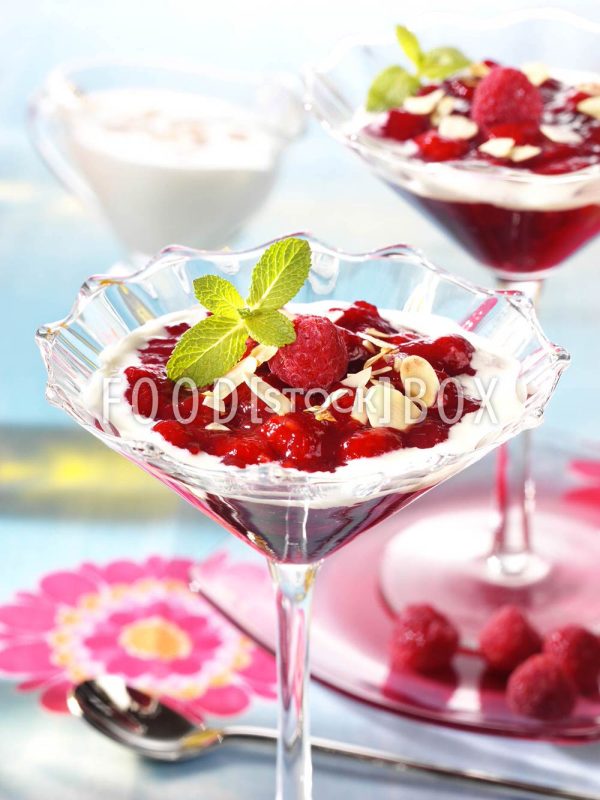 Rote Grütze mit Vanilleeis-Soße