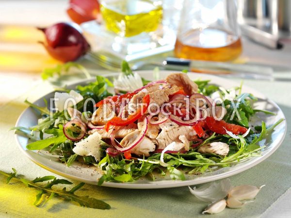 Rucola-Salat mit Hähnchenbrust und Himbeerdressing