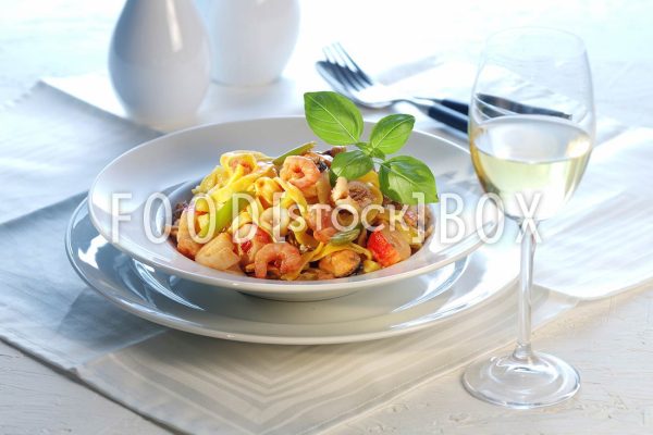 Safran-Nudeln mit Meeresfrüchten