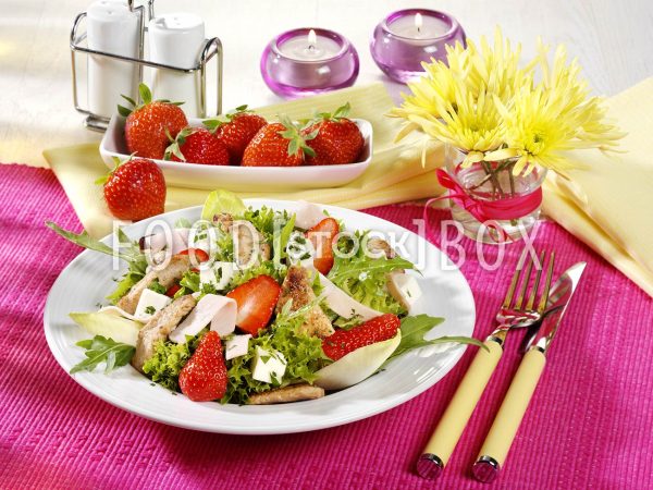 Salat mit Erdbeeren und Putenbrust