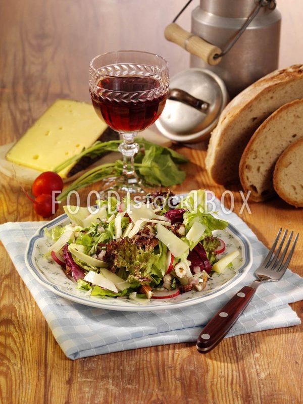 Salat mit Nuss-Vinaigrette
